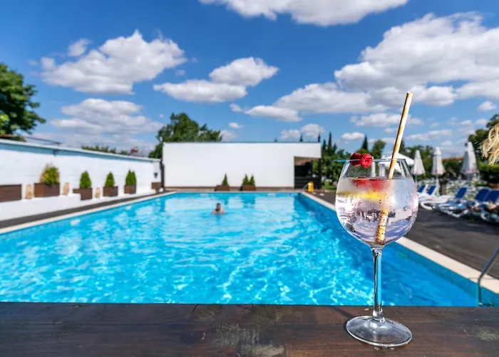 комплекс - хотел, аквапарк и минерлни басейни Хотел